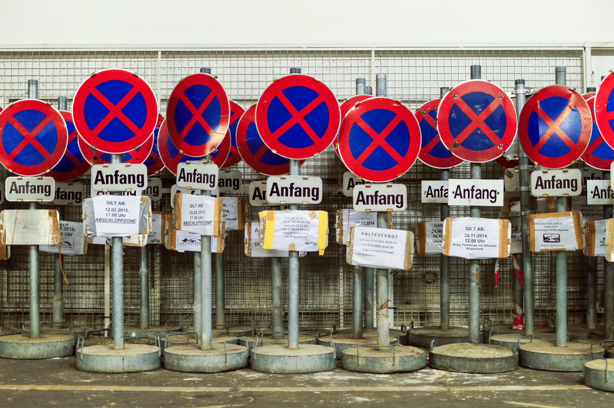 Halteverbotstafeln für einen Umzug in Wien